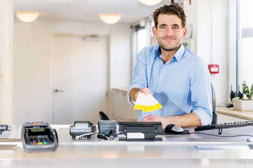 Foto: Person mit Gutscheinen